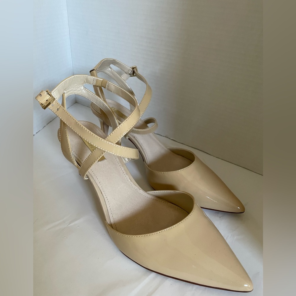 Louise et Cie cream paten leather pumps.  Size 10m